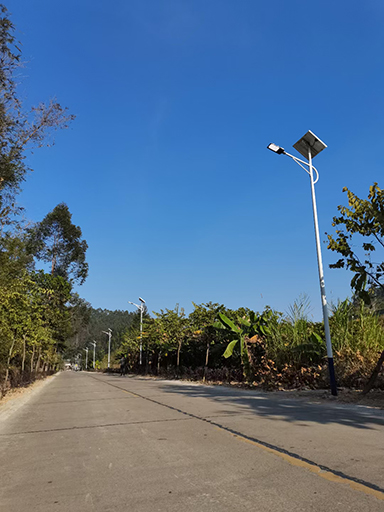 偏僻乡村装上太阳能路灯 盏盏路灯照亮村民回家路