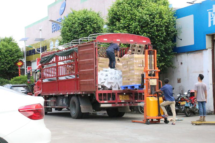 湖南太阳能路灯装车_j9九游会真人游戏第一品牌太阳能路灯工厂装车_j9九游会真人游戏第一品牌锂电池太阳能路灯装车